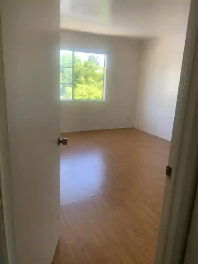 Master bedroom w/private bathroom