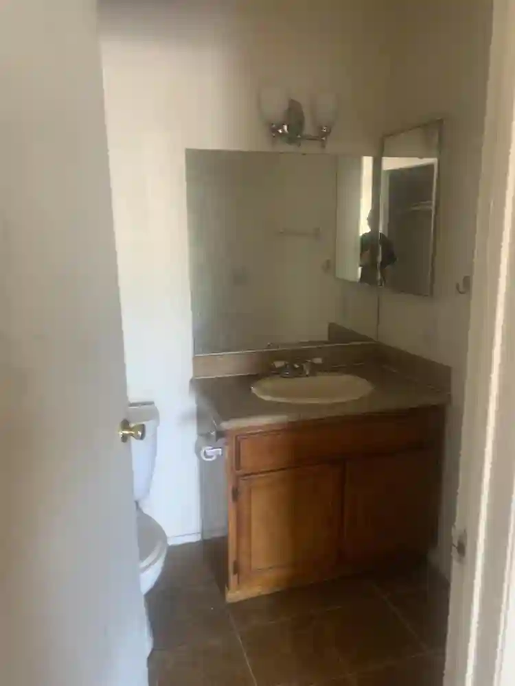 Master bedroom w/private bathroom