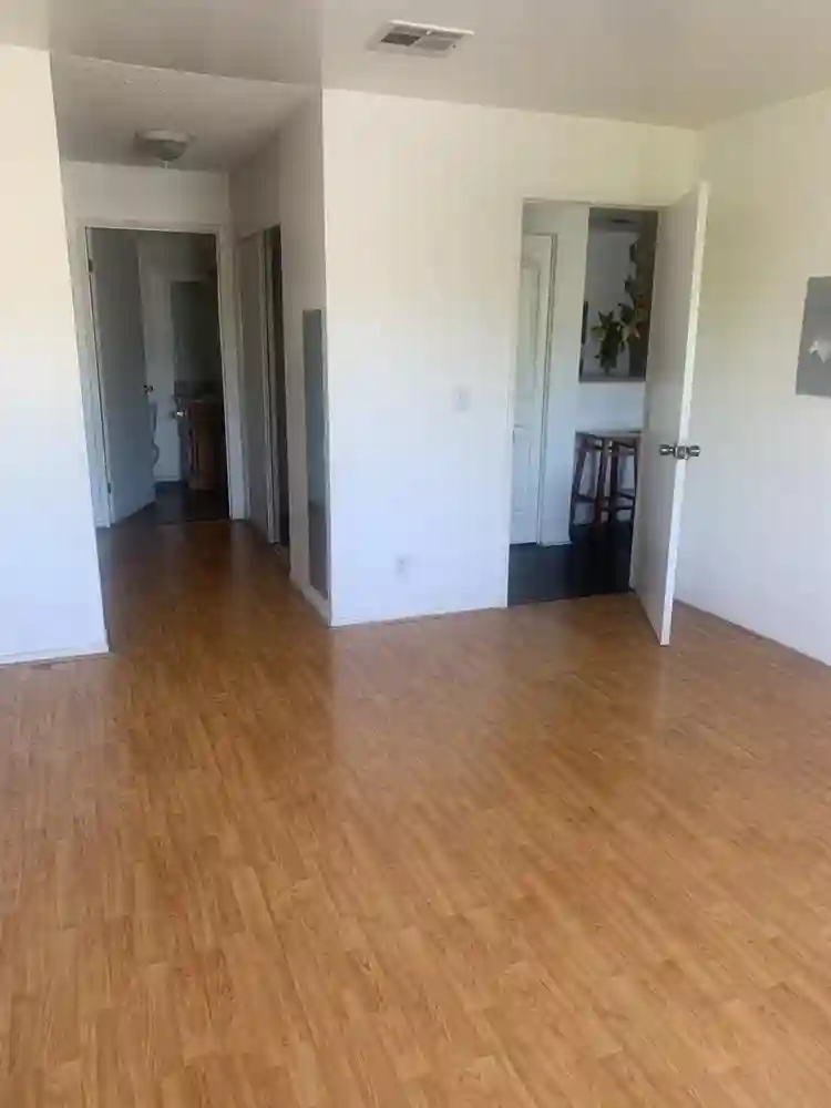Master bedroom w/private bathroom