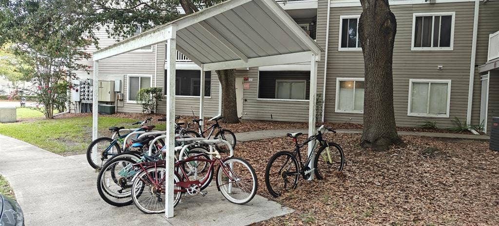 BIG BED+BATH IN A 4/4 NEXT TO UF