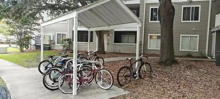 BIG BED+BATH IN A 4/4 NEXT TO UF