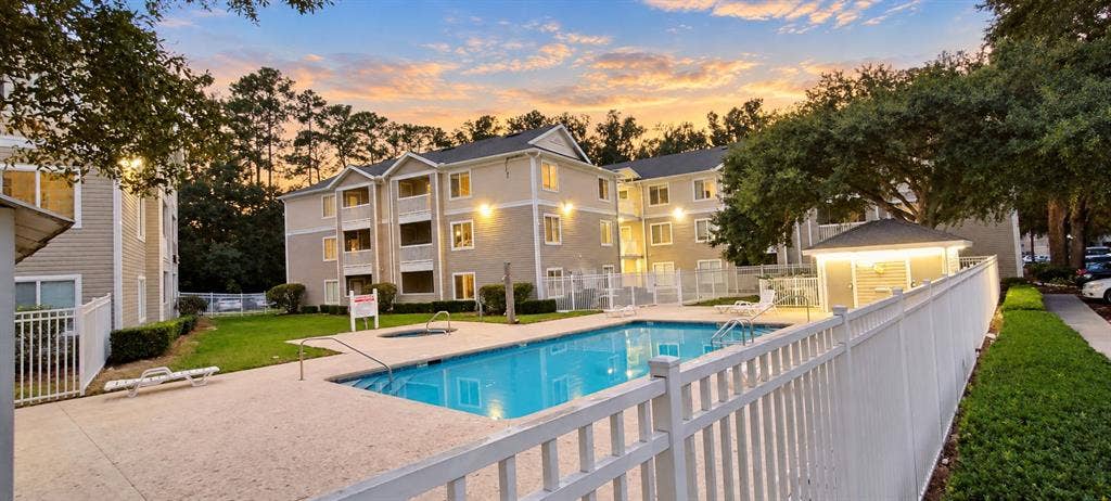 BIG BED+BATH IN A 4/4 NEXT TO UF