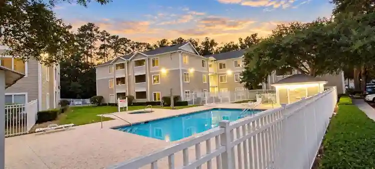BIG BED+BATH IN A 4/4 NEXT TO UF