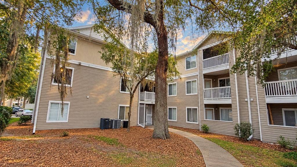BIG BED+BATH IN A 4/4 NEXT TO UF