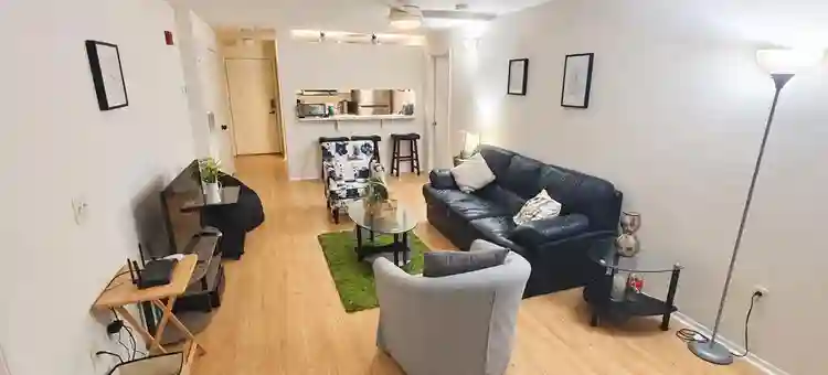 BIG BED+BATH IN A 4/4 NEXT TO UF