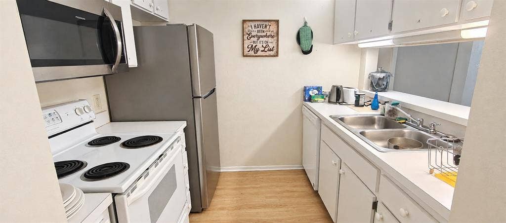 BIG BED+BATH IN A 4/4 NEXT TO UF