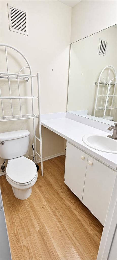 BIG BED+BATH IN A 4/4 NEXT TO UF
