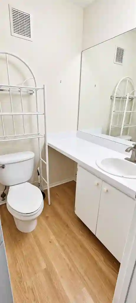 BIG BED+BATH IN A 4/4 NEXT TO UF