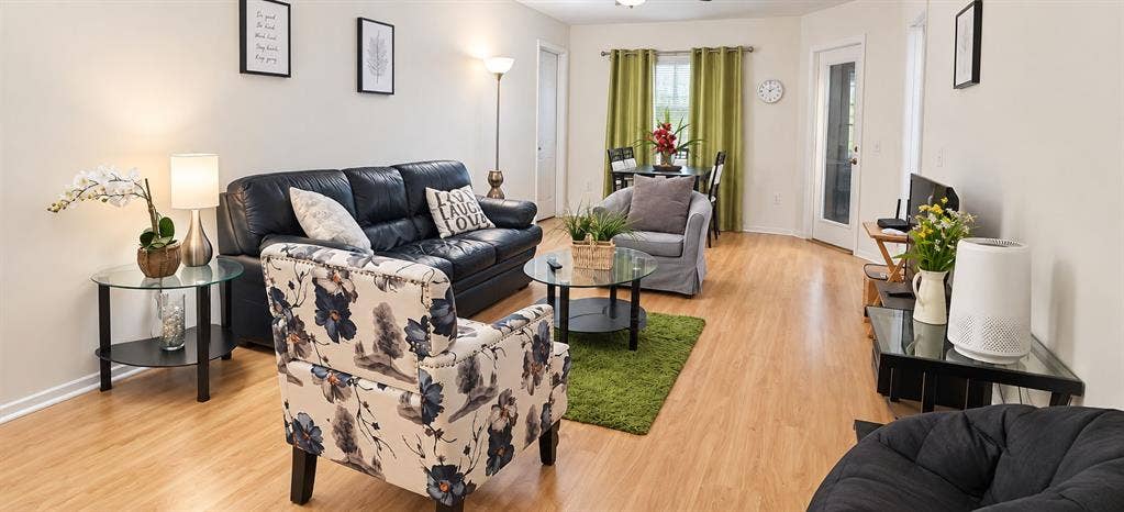 BIG BED+BATH IN A 4/4 NEXT TO UF