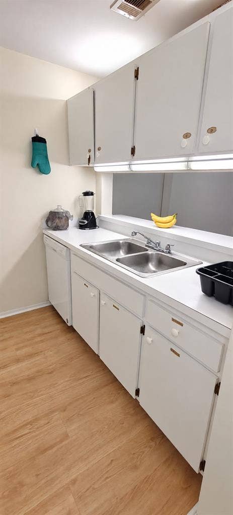 BIG BED+BATH IN A 4/4 NEXT TO UF