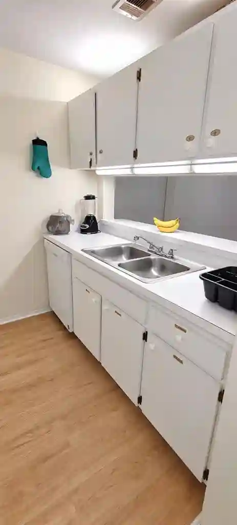 BIG BED+BATH IN A 4/4 NEXT TO UF
