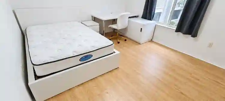 BIG BED+BATH IN A 4/4 NEXT TO UF