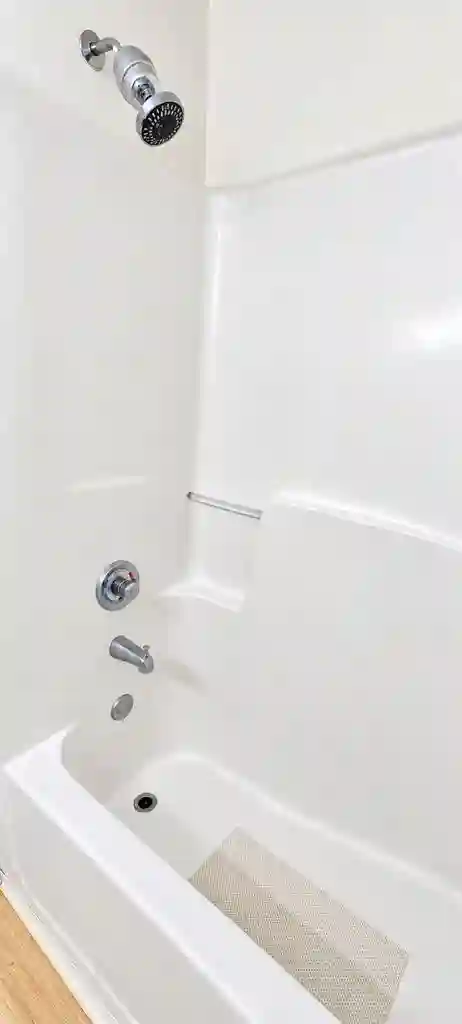 BIG BED+BATH IN A 4/4 NEXT TO UF