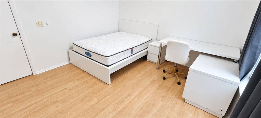 BIG BED+BATH IN A 4/4 NEXT TO UF