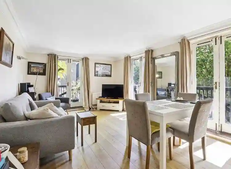 DOUBLE ROOM - EN-SUITE - ISLEWORTH