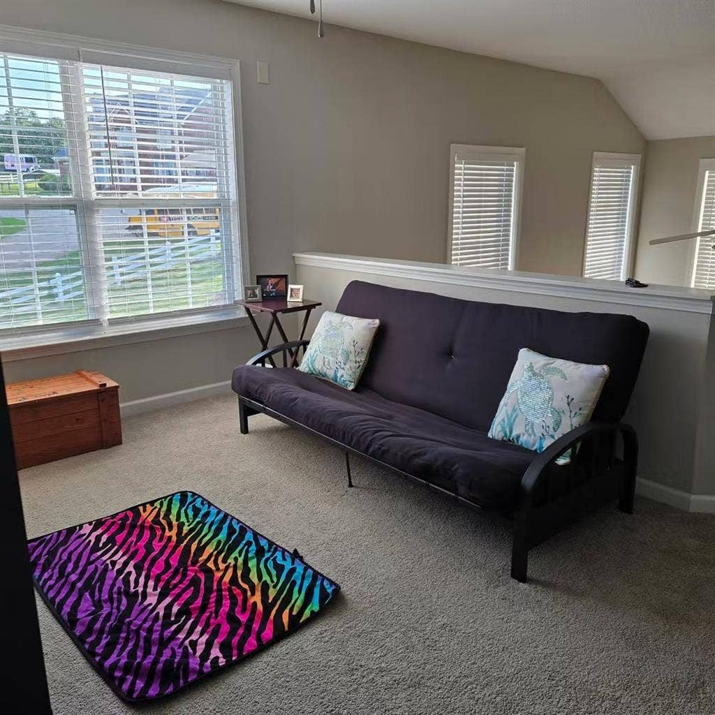 2 Furnished rooms in 3 BR townhouse