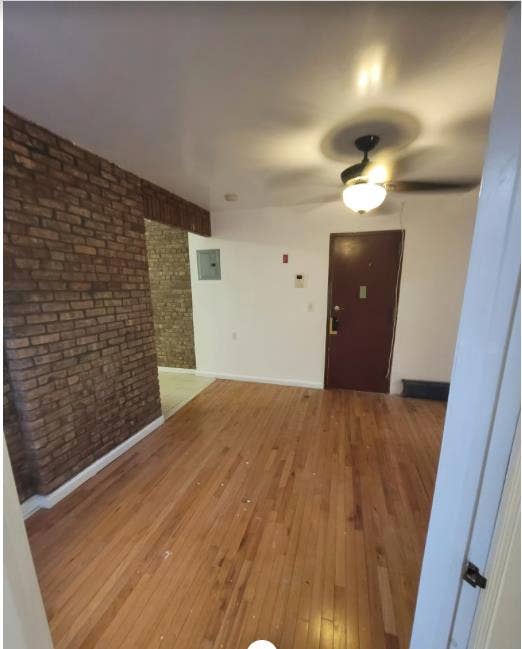 Nice Astoria Apt: Roommate Wanted