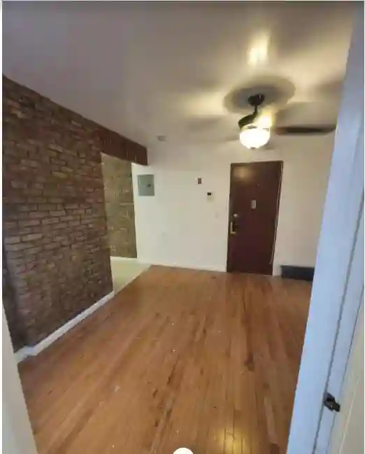 Nice Astoria Apt: Roommate Wanted