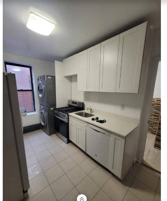 Nice Astoria Apt: Roommate Wanted