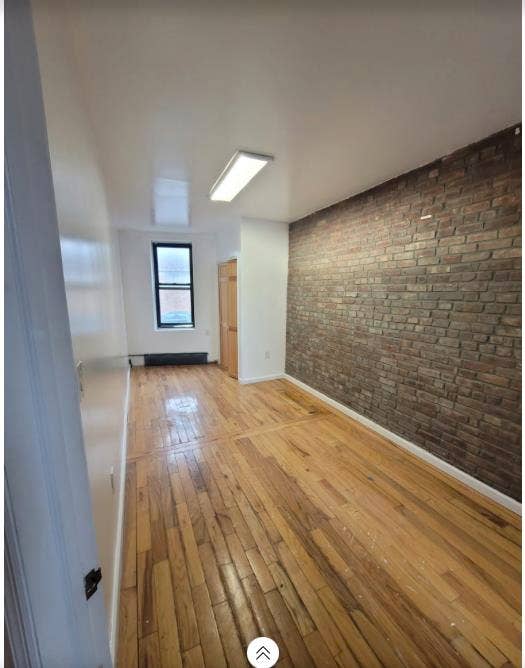 Nice Astoria Apt: Roommate Wanted