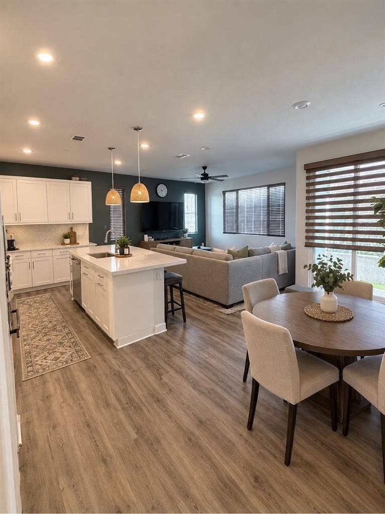 Seeking professional roommates ‼️