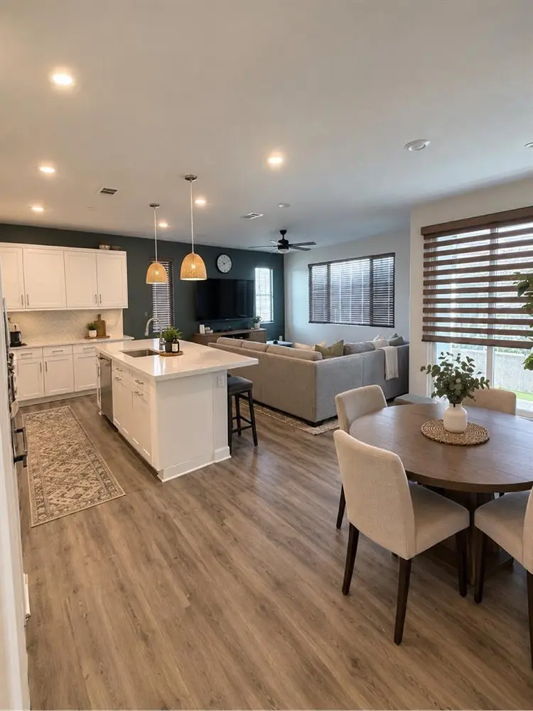 Seeking professional roommates ‼️