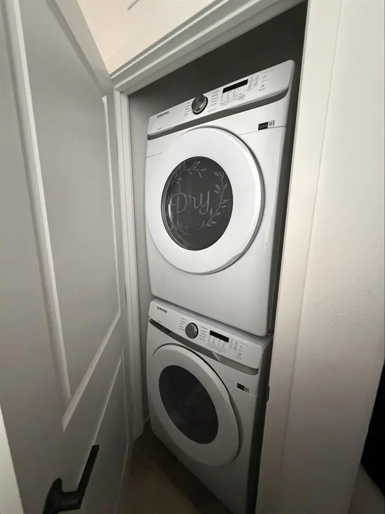 Seeking professional roommates ‼️