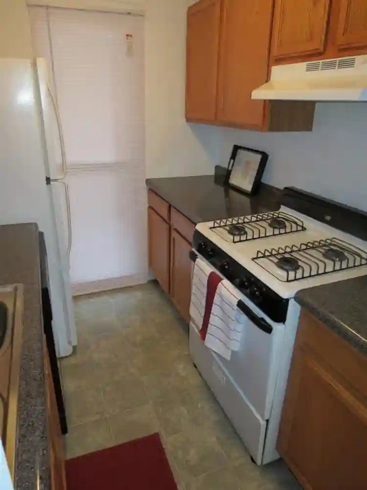711 W Elm St Room Rental