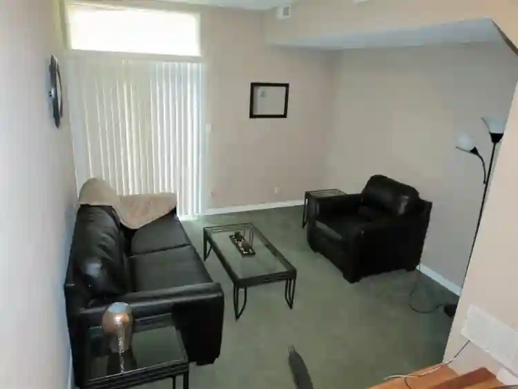 711 W Elm St Room Rental