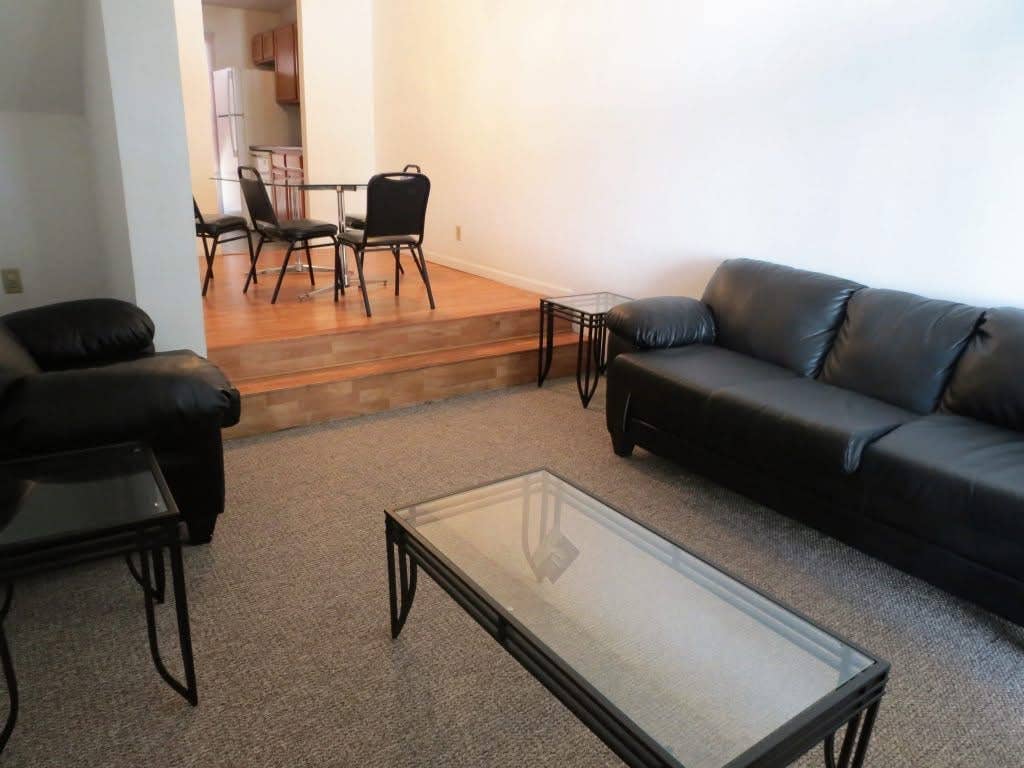 711 W Elm St Room Rental