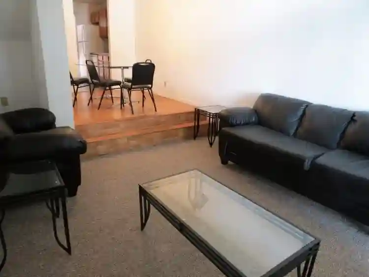 711 W Elm St Room Rental
