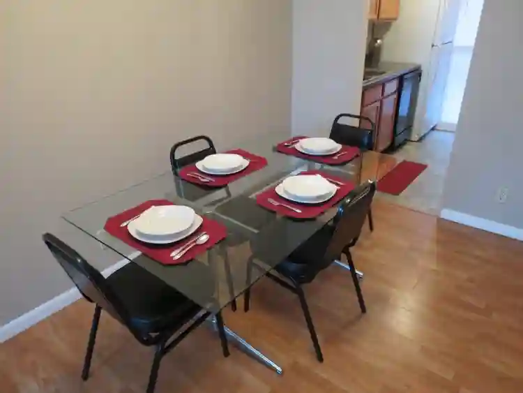 711 W Elm St Room Rental