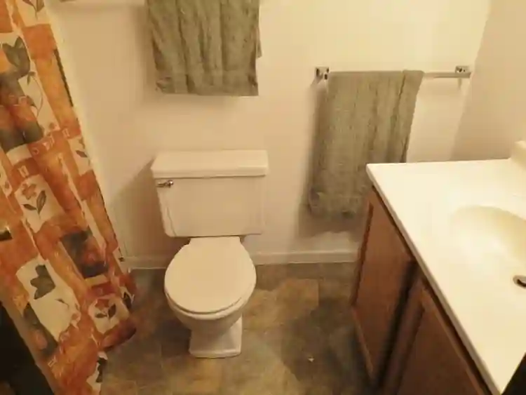 711 W Elm St Room Rental