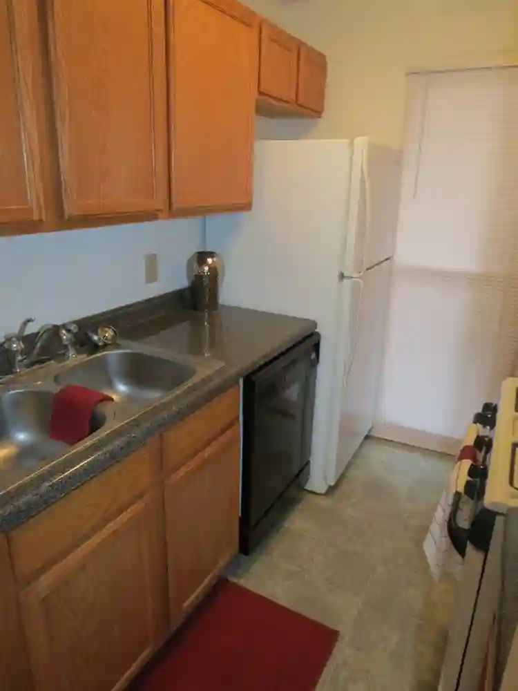 711 W Elm St Room Rental