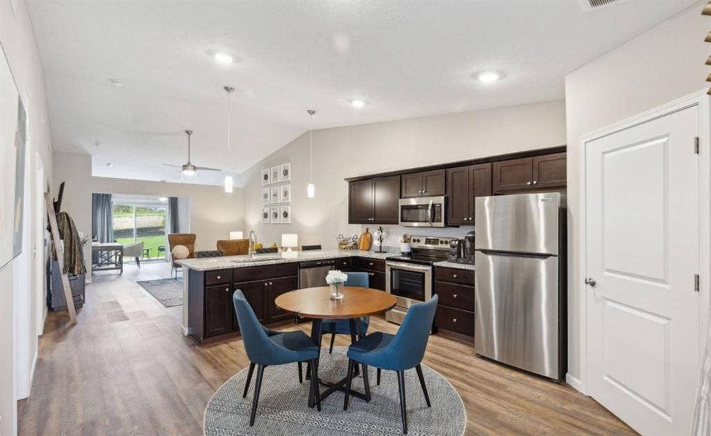 2 Bedroom 2 Bedroom avl for rent
