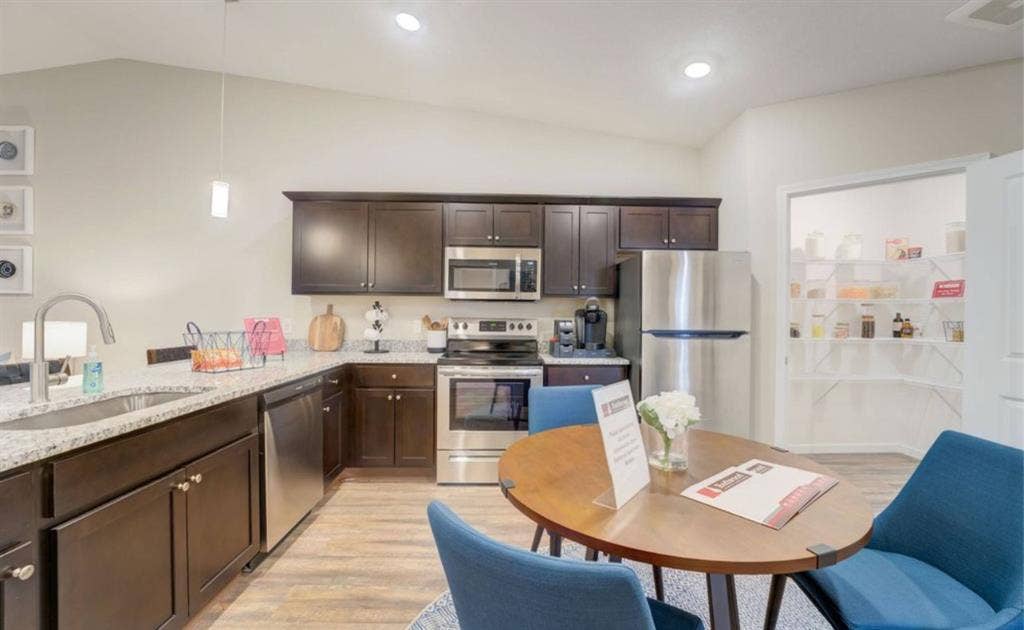 2 Bedroom 2 Bedroom avl for rent