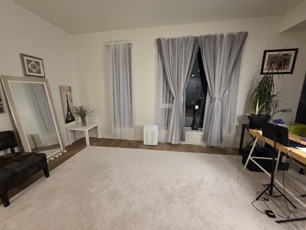 SABLEASE BIG beautiful Studio $1500