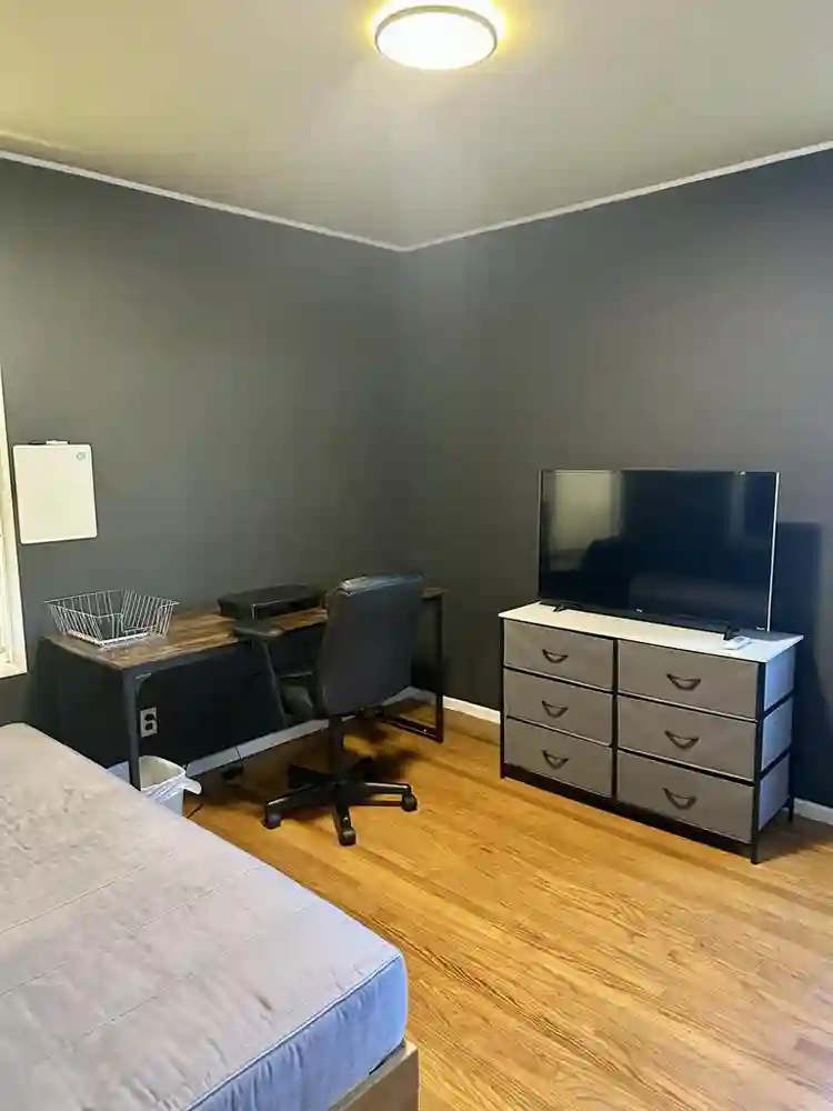 College Student - Room for Rent