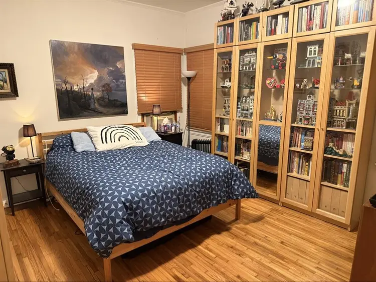 1920s 1 br. Hwd apt w/ bedroom