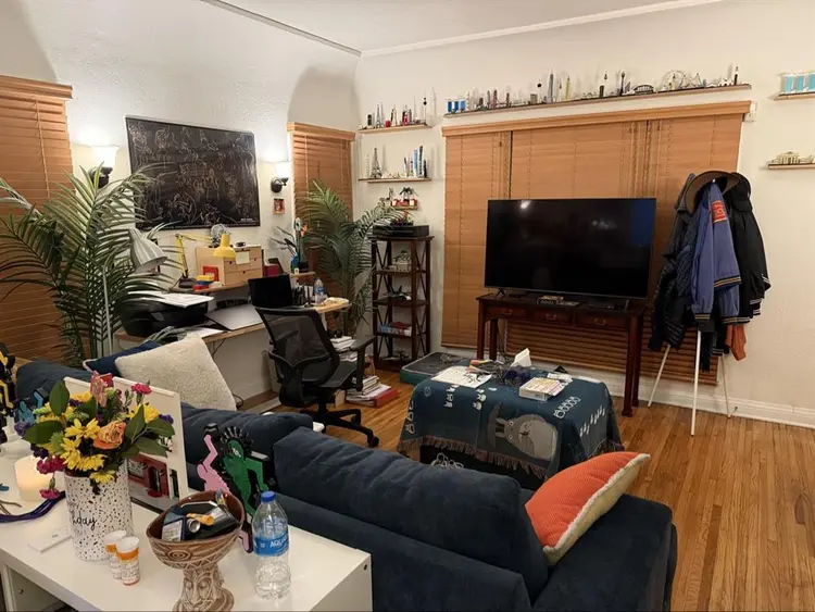 1920s 1 br. Hwd apt w/ bedroom