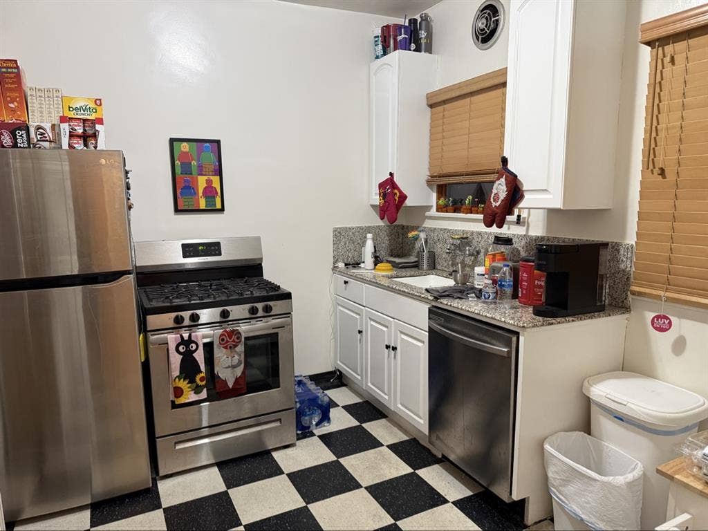 1920s 1 br. Hwd apt w/ bedroom