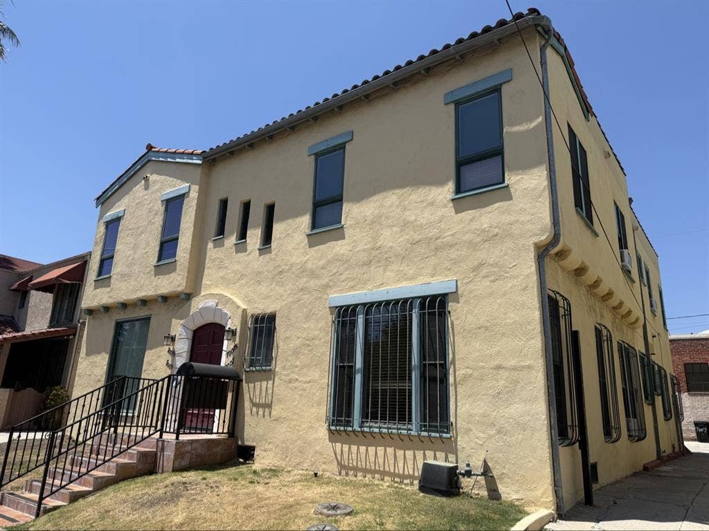 1920s 1 br. Hwd apt w/ bedroom