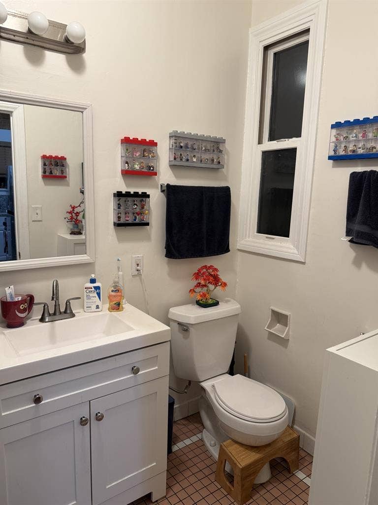 1920s 1 br. Hwd apt w/ bedroom