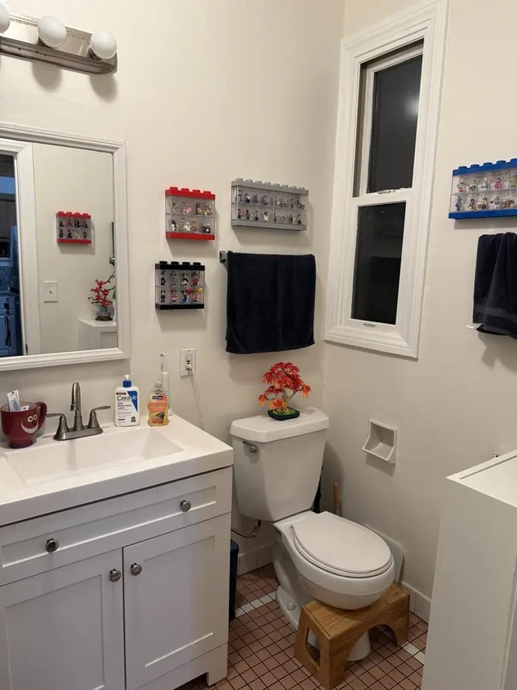 1920s 1 br. Hwd apt w/ bedroom