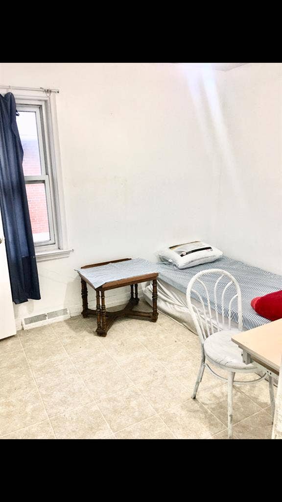 Room near subways – No Visitor(s) /