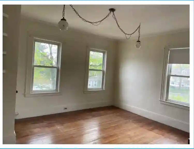 Sunny, Spacious Room. Triple window