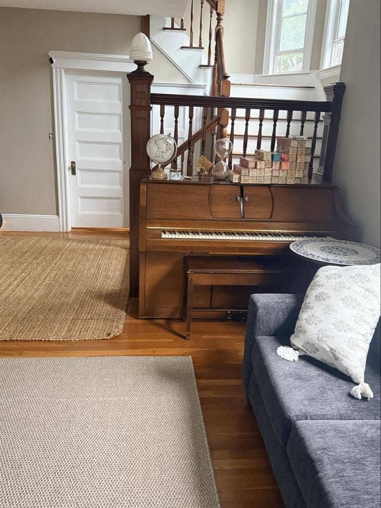 Sunny, Spacious Room. Triple window