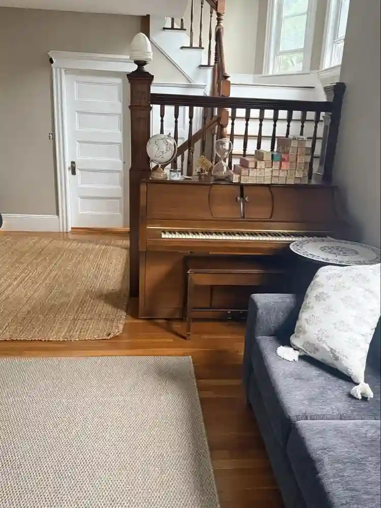 Sunny, Spacious Room. Triple window