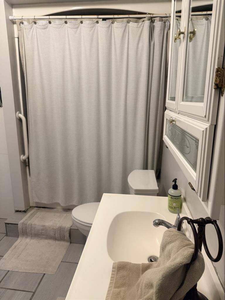 Sunny, Spacious Room. Triple window