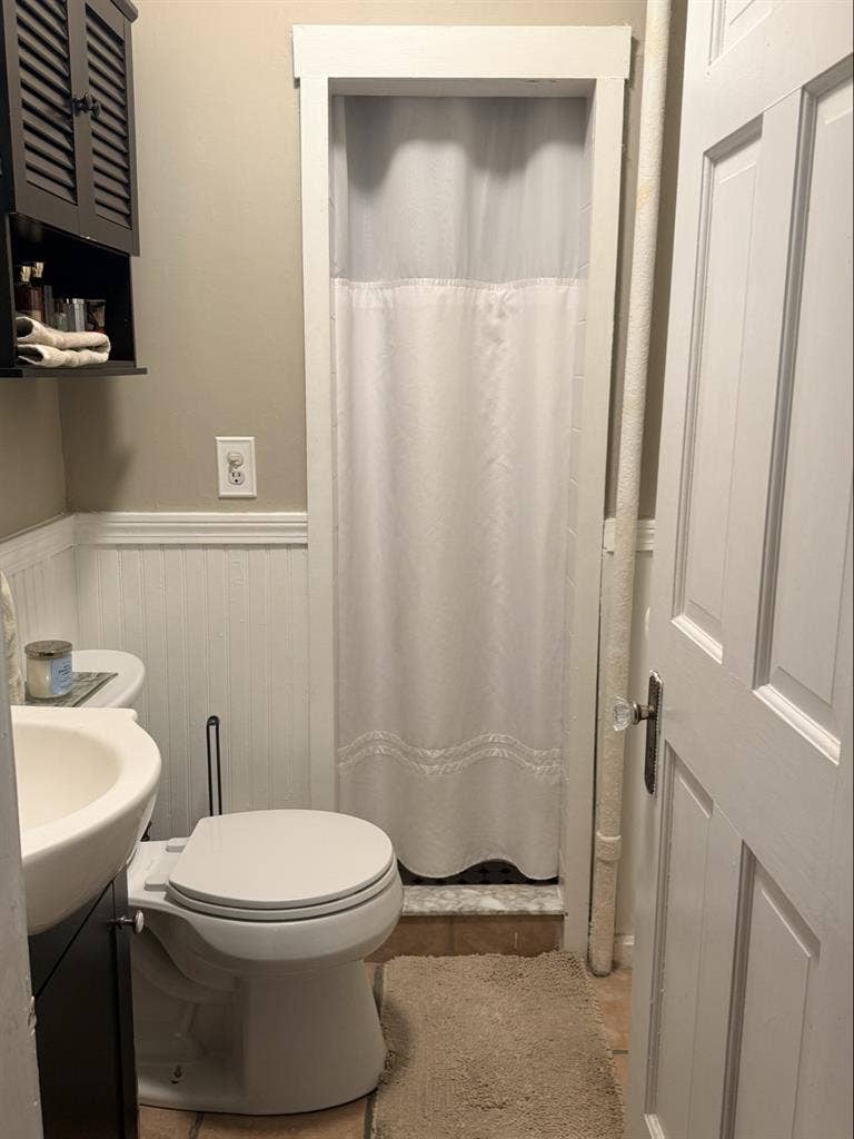 Sunny, Spacious Room. Triple window